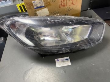 Ford Courier Sağ Far Siyah Zemin Orjinal 14-17 ARASI ET76 13W029 CM