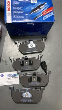 Volkswagen ÖN FREN BALATA TAKIMI ÜSTTEN KULAKLI 13-Sonrası POLO GOLF7-A3-LEON-OCTAViA SCALA BOSCH 0986494721 5Q0698151C 5Q0698151H 2Q0698151 ZC-11