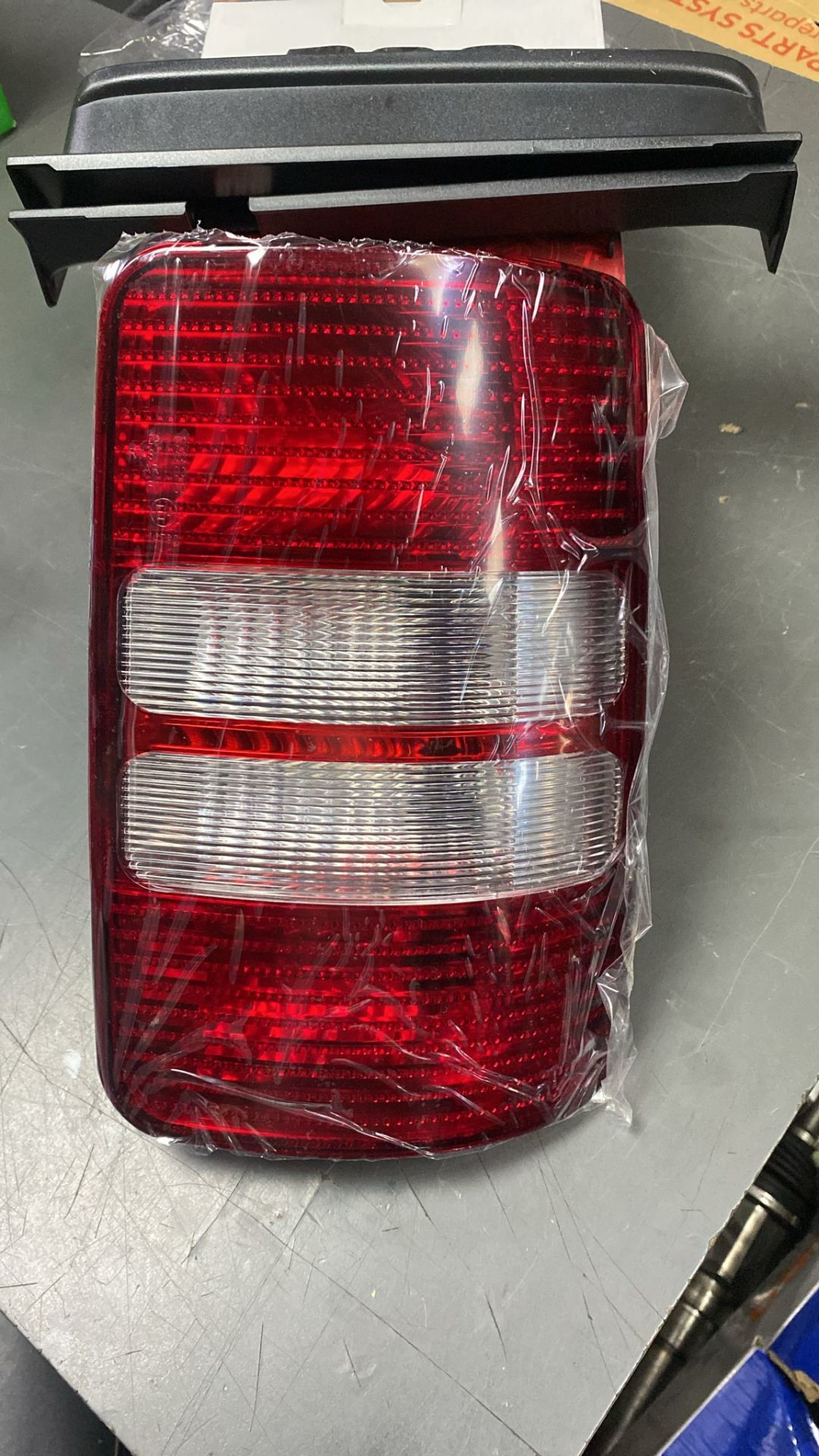 Arka Stop Lambası Sağ Duysuz Caddy 04-10 ARASI BSG 90805011 2K5945096P D1-E3