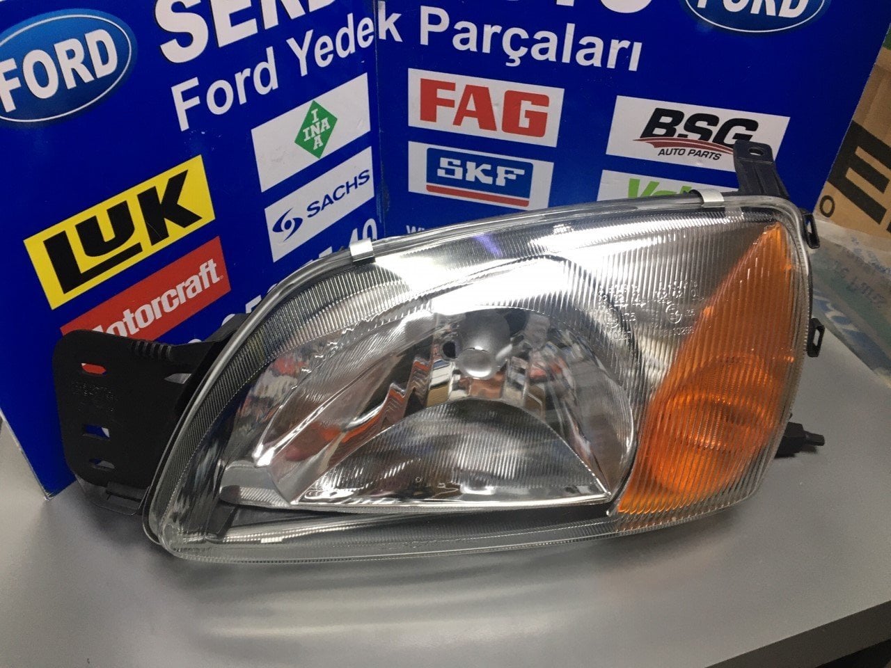 Ford Fiesta Ön Far Sol Sarı Sinyalli 1999-2001 Yıllar Arası Gülen Yüz 4311146L Depo