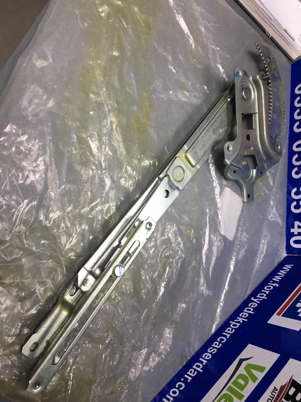 Ford Ranger Ön Cam Krikosu Sağ Elektirikli 98-2011 Arası 6M34J23200