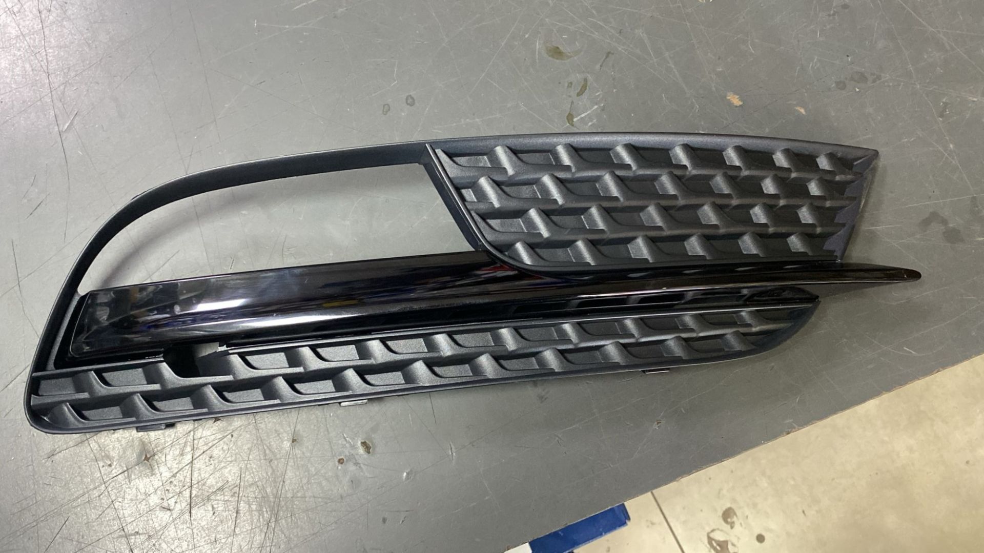 Audi Sağ Sis Kapağı Sis Delikli Parlak Siyah Çıtalı Audi A5 8T0807681H