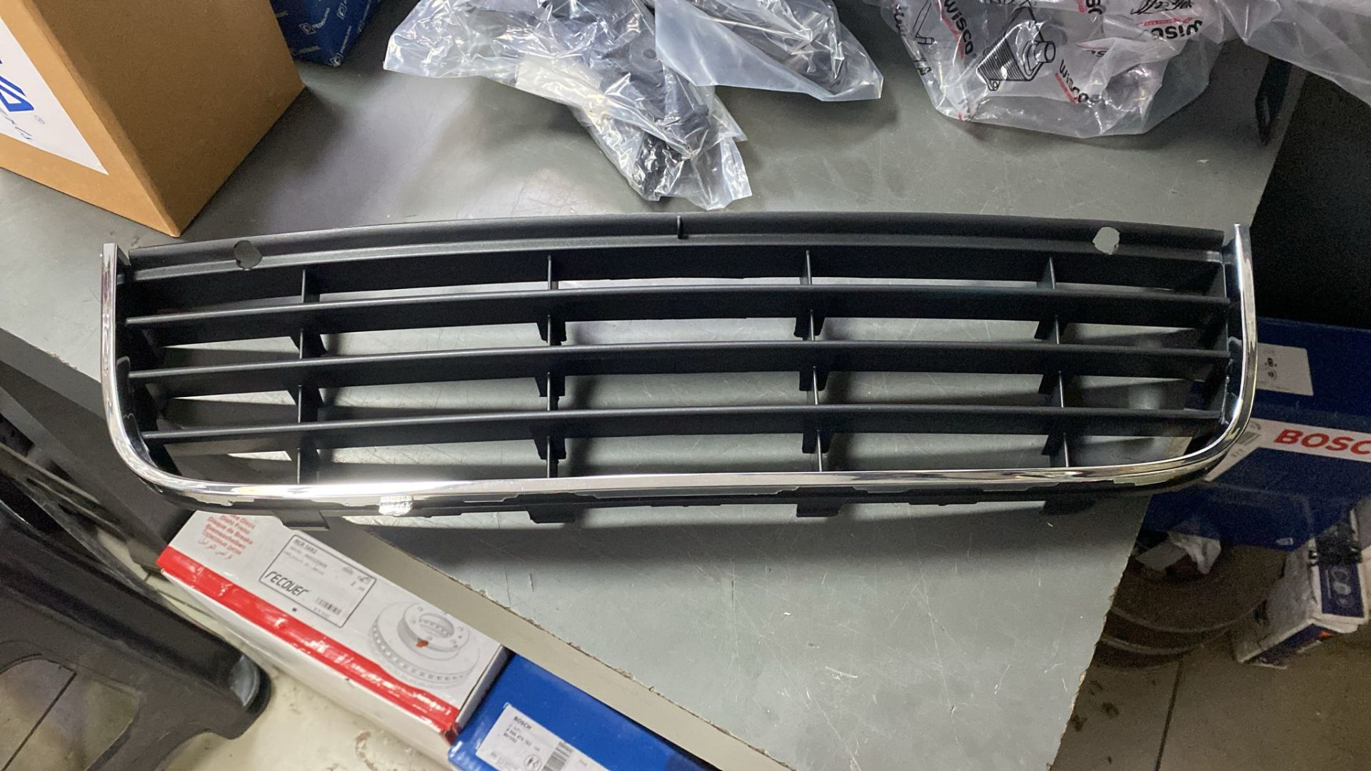 Vw Jetta Ön Tampon Panjuru Nikelaj Krom Çerçeveli 05-10 Arası 1k0853677c9b9 6712p