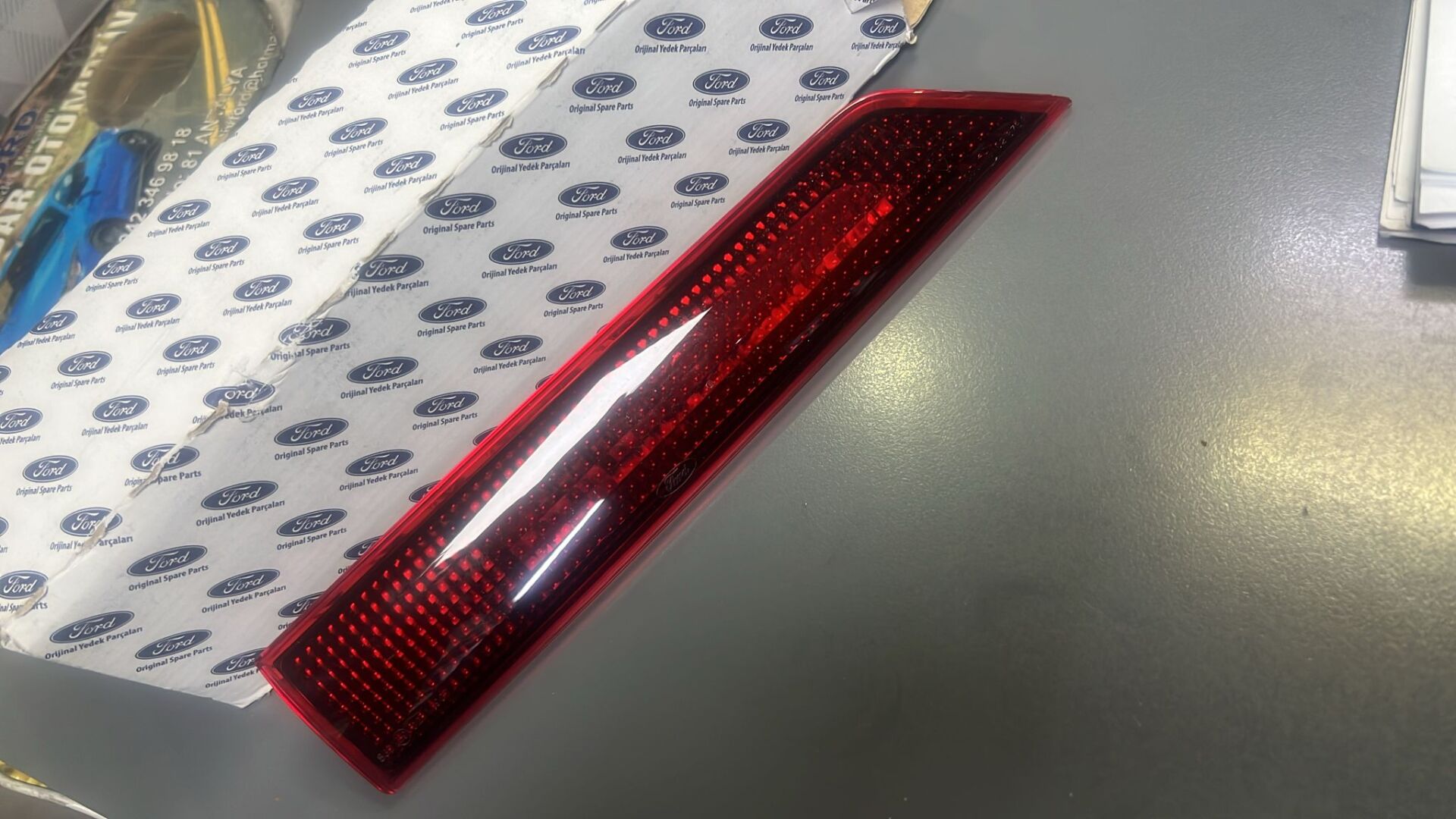CUSTOM 3.STOP LAMBASI SAĞ 14-SONRASI ORJİNLA FORD BK2113N408AD