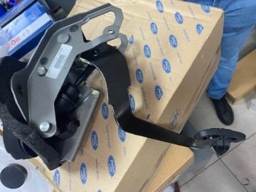 Ford Fiesta  Debriyaj Pedalı Merkezli Komple 2009-2012 Model Yıllar Arası Orjinal 8V517A543AG AP317519CC