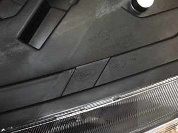 Ford Courier Ön Far Sol Siyah Zemin ORJİNAL FORD 14-17 ARASI (Kargosu Ücretsiz)
